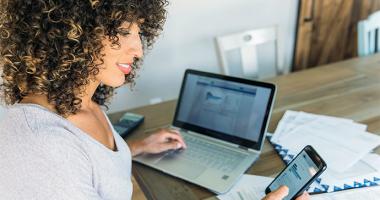 Mujer frente a computadora revisando sus finanzas