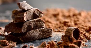 Piezas de chocolate oscuro