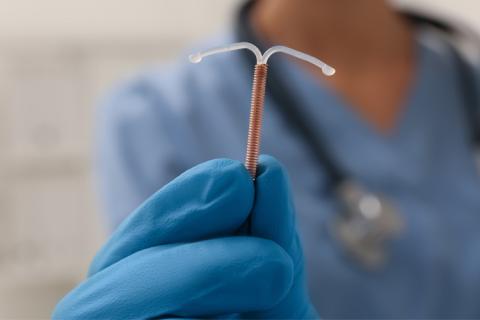 Doctor mostranddo método anticonceptivo intra uterino