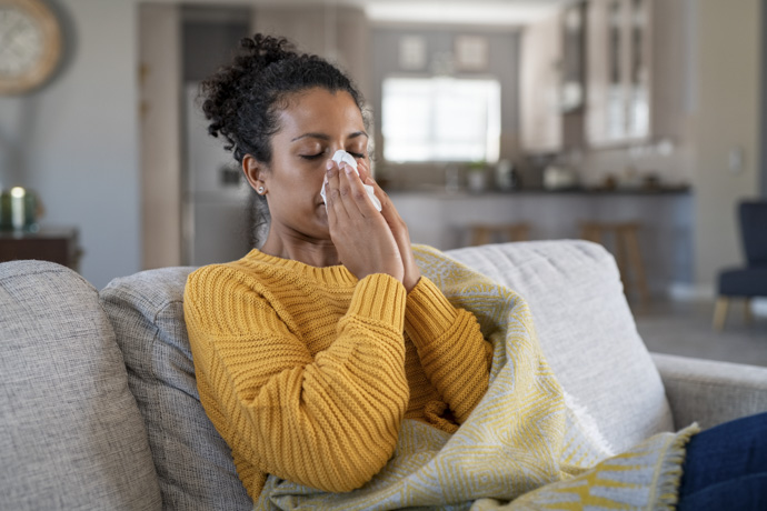 Mujer padece de alergia invernal