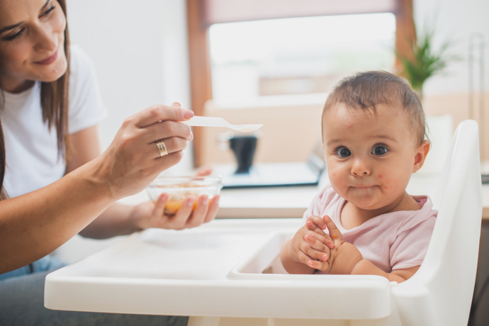 Bebé y mamá evitando alimentos alérgenos