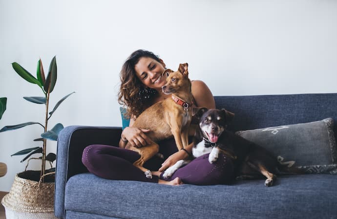 mujer con perros en el sofá