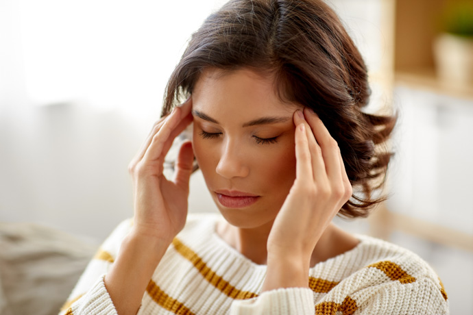 Mujer meditando para combatir el estrés.