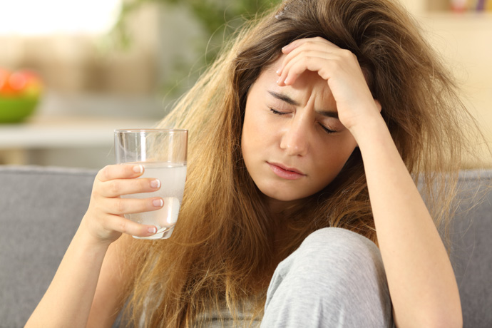 Mujer que sabe cómo quitarse una resaca con agua.