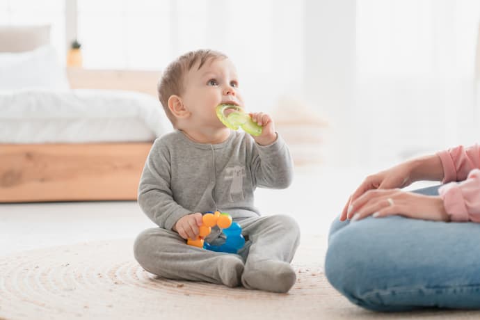 niño mordiendo con sus dientes completos