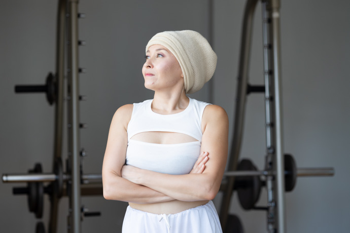 mujer con cancer en gimnasio