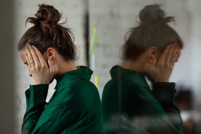 mujer sufriendo los síntomas de la fatiga mental