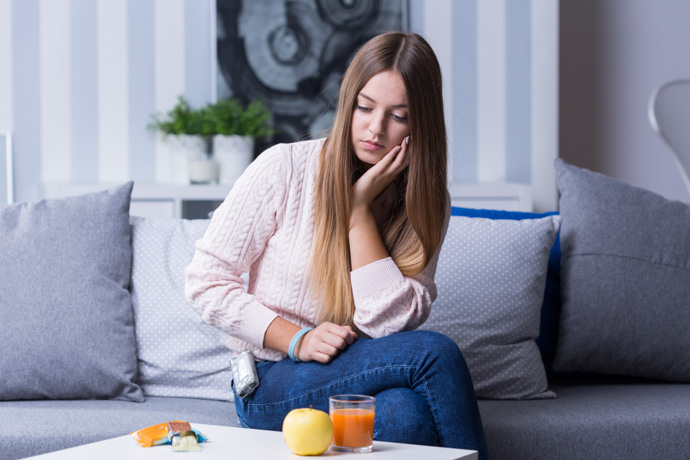 Chica diciendo qué comer para prevenir la hipoglucemia nocturna.