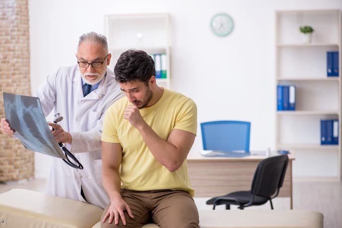 paciente y doctor analizando radiografía de pulmones