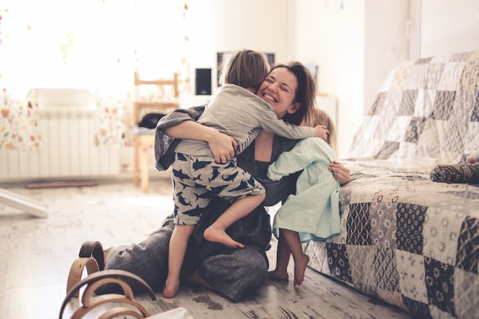 mamá brindando amor y enseñando valores a sus hijos