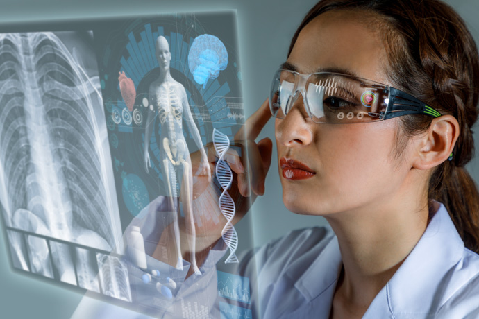 mujer viendo diagnostico medico a traves realidad aumentada