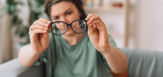 mujer con problemas de visión por falta de vitamina B12