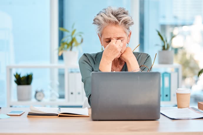 mujer estresada por carga laboral