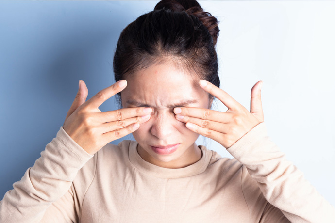 mujer rascándose los ojos por estres