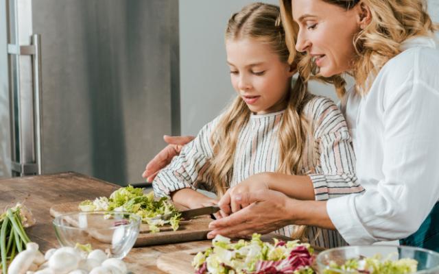 Mamá e hija cocinando