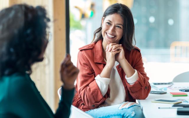 Dos mujeres de negocio conversando