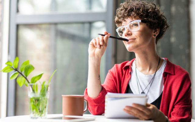 Mujer con un déjà vu mientras escribe y toma un café