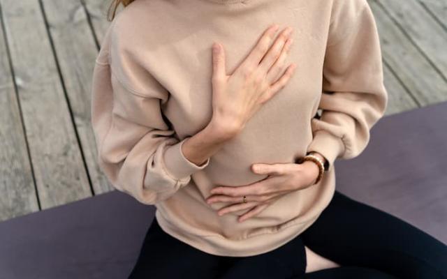 mujer practicando ejercicios de respiración para la ansiedad