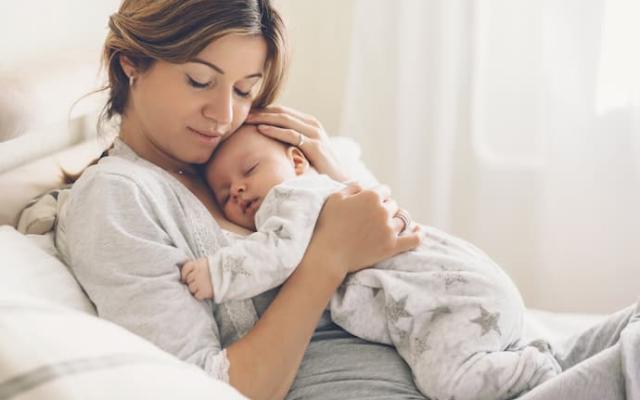 mujer aprendiendo qué significa ser madre