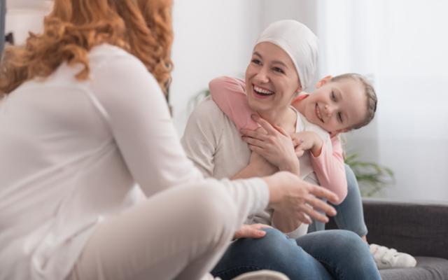 Mujer con cáncer en la familia.