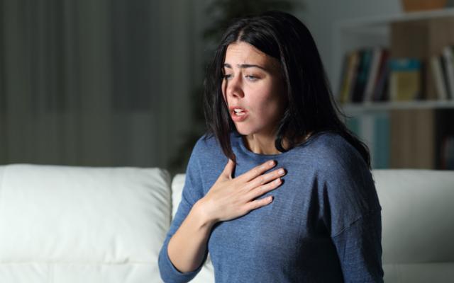 Chica intentando controlar la ansiedad.