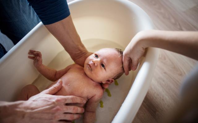 Cómo bañar al bebé en una bañera pequeña, paso a paso.