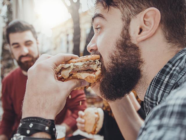 Comiendo hamburguesa