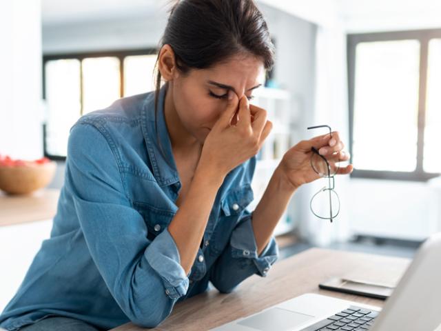 Mujer estresada en el trabajo