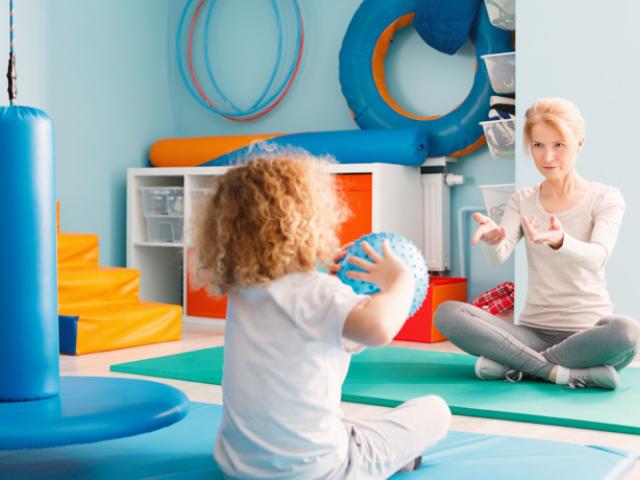 Niño realizando ergoterapia con un especialista. 