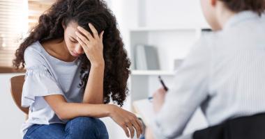 Chica que sufre de estrés postraumático en un a consulta.