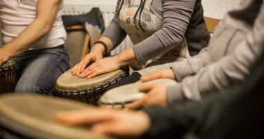 personas disfrutando la musicoterapia