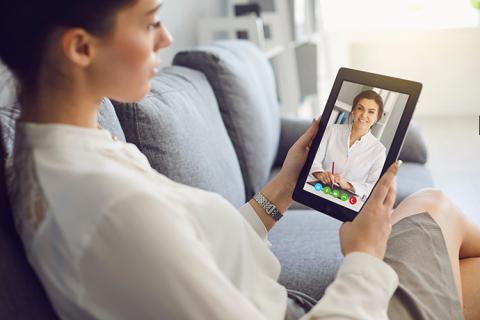Mujer accediendo a doctor remotamente (telemedicina)