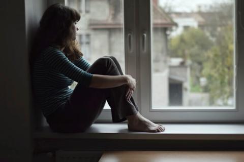 Mujer pensando en cómo ayudar a una persona con depresión.