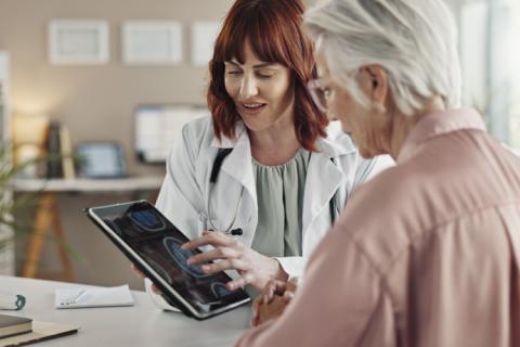 Médico explica prueba de detección del alzheimer